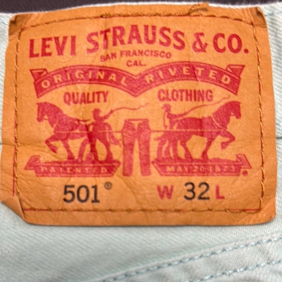 Levi's Green Jean Shorts Classic Style - Picture 2 of 3